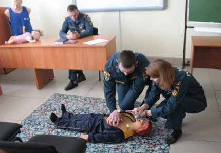 Новосибирские сотрудники МЧС России прошли обучение в рамках проекта «Научись спасать жизнь»