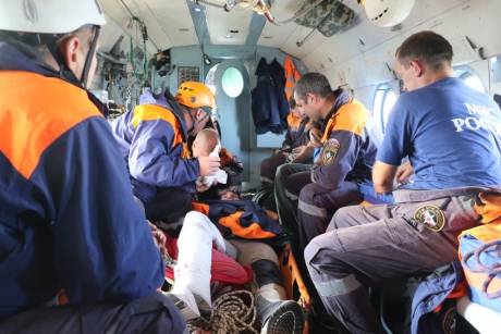 В Хакасии спасатели эвакуировали пострадавшую туристку при помощи беспарашютного десантирования