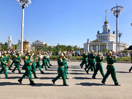 Оркестр МЧС России показал свое мастерство на шествии участников Фестиваля «Спасская башня»