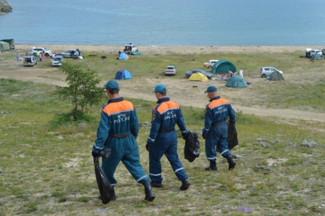 Спасатели участвуют в экологической акции на Байкале