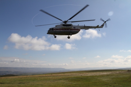 Лётный состав МЧС России отрабатывает спасательные манёвры в горной местности Приэльбрусья (видео)