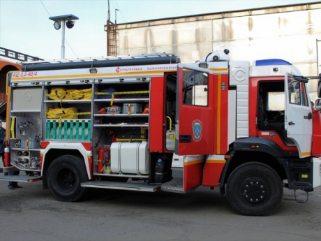 На вооружение магаданских огнеборцев поступила новая пожарная автоцистерна с улучшенными характеристиками
