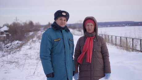 На реке Иртыш 74-летняя женщина спасла рыбака, провалившегося под лед