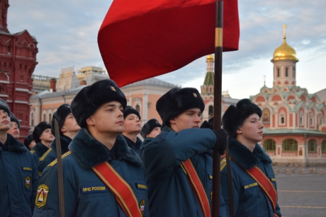 Кадеты Академии гражданской защиты МЧС России прошли торжественным маршем по Красной площади