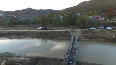 Спасатели МЧС России установили механизированный мост для восстановления сообщения через реку Туапсе