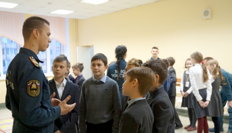 Курсанты-волонтеры Санкт-Петербургского университета ГПС МЧС России обучают детей правилам безопасности по особой методике Курсанты-волонтеры Санкт-Петербургского университета ГПС МЧС России обучают детей правилам безопасности по особой методике