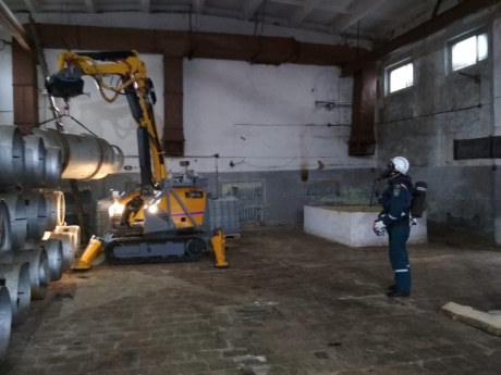 Спасатели МЧС России приступили к уникальной работе по утилизации контейнеров с хлором Спасатели МЧС России приступили к уникальной работе по утилизации контейнеров с хлором