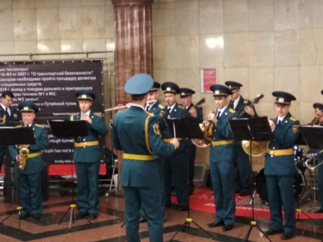 В День спасателя Показательный оркестр МЧС России выступает в метрополитене и в крупном торговом центре столицы