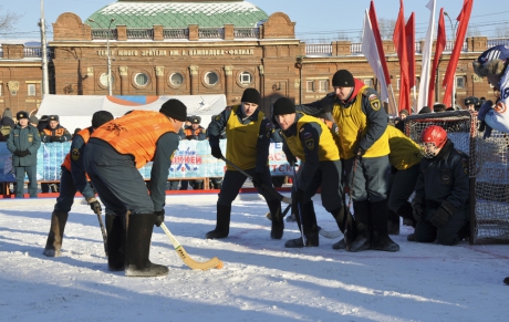 Иркутские пожарные сыграли в хоккей с мячом с обладателями кубка России