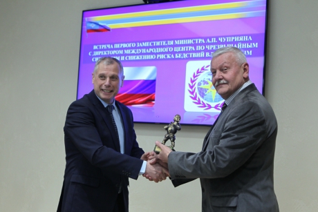 Первый замминистра Александр Чуприян вручил награду директору Центра по чрезвычайным ситуациям и снижению риска бедствий Валерию Петрову за победу в номинации «Спасение без границ» фестиваля «Созвездие...