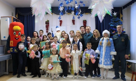 Спасатели подарили новогодний праздник детям из реабилитационного центра