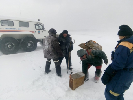 Спасатели МЧС России нашли заблудившихся на Байкале рыбаков Спасатели МЧС России нашли заблудившихся на Байкале рыбаков