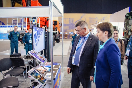 Сотрудники МЧС принимают участие в работе международного форума «Арктика: настоящее и будущее» Сотрудники МЧС принимают участие в работе международного форума «Арктика: настоящее и будущее»