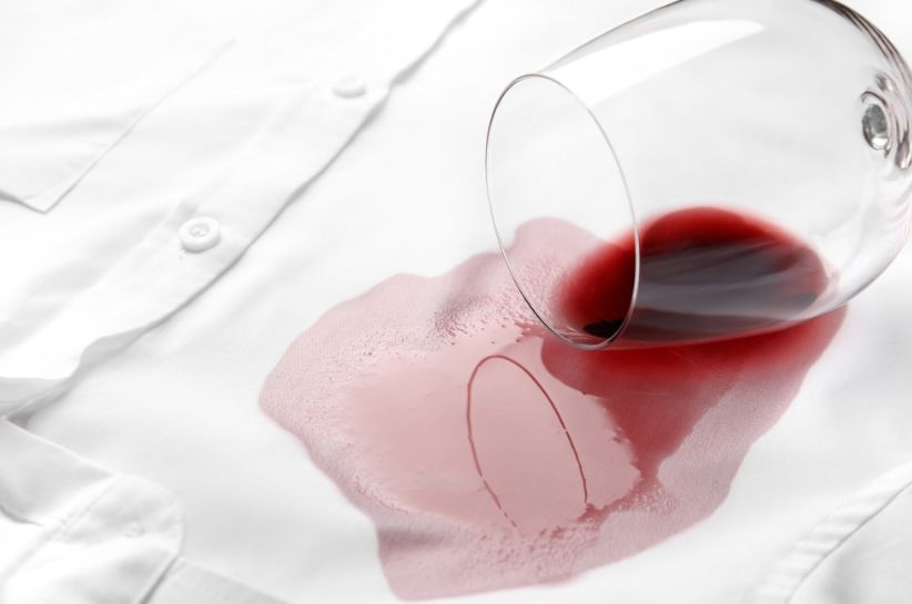 Как устранить из одежды пятно от красного вина?