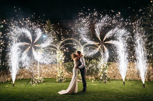 Сияние любви: фейерверки для свадебного волшебства